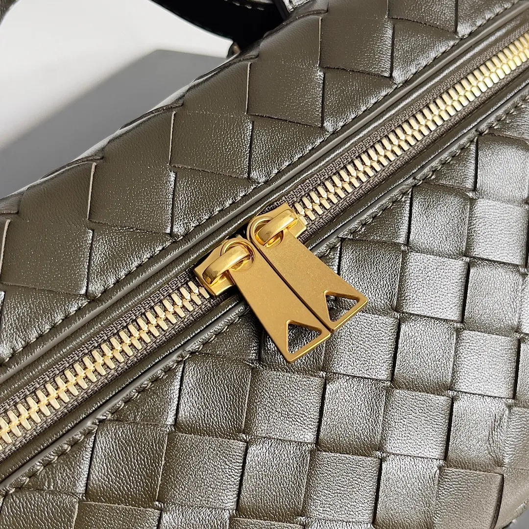 Batch 1360 Bottega Veneta 24 spring and summer woven zipper crossbody bag. A crossbody bag that can be used as a cosmetic bag. The exquisite weaving and compact body are an indispensable accessory for the upcoming summer. The double zipper also better protects the bag. It has a large capacity. If you like it, don’t miss it. Style number: 789109 Size: 22*12.5*5cm